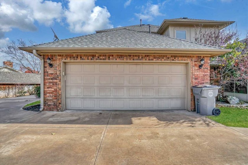 Absolutely beautiful custom built one owner home in great - photo 3