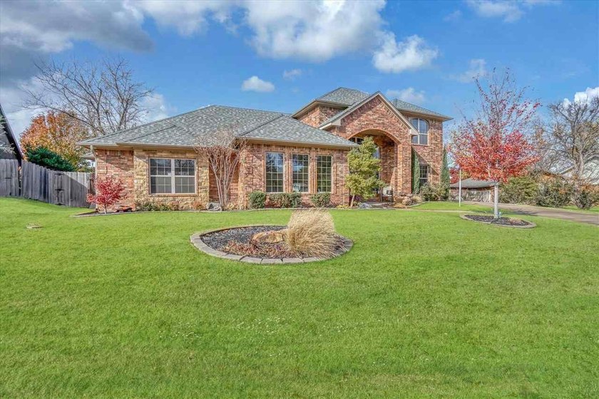 Absolutely beautiful custom built one owner home in great - photo 4