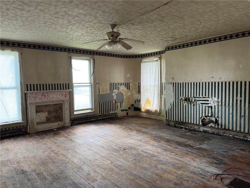Calling all investors! Ripe for flipping. ----- Solid home with - photo 13