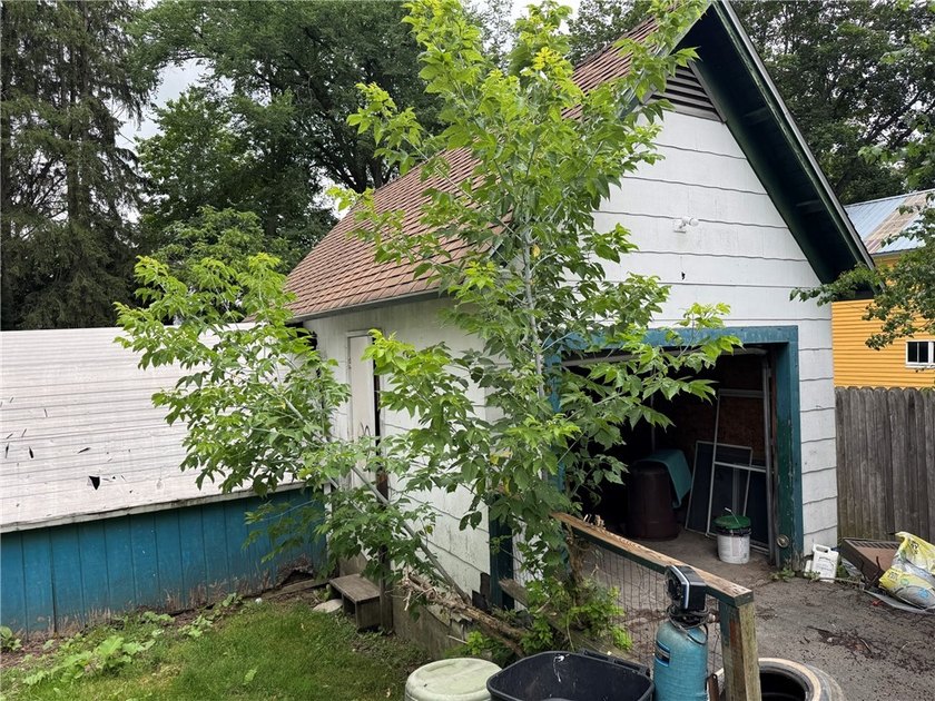 Calling all investors! Ripe for flipping. ----- Solid home with - photo 32
