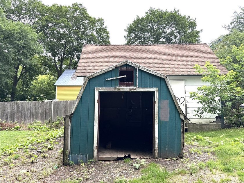 Calling all investors! Ripe for flipping. ----- Solid home with - photo 34