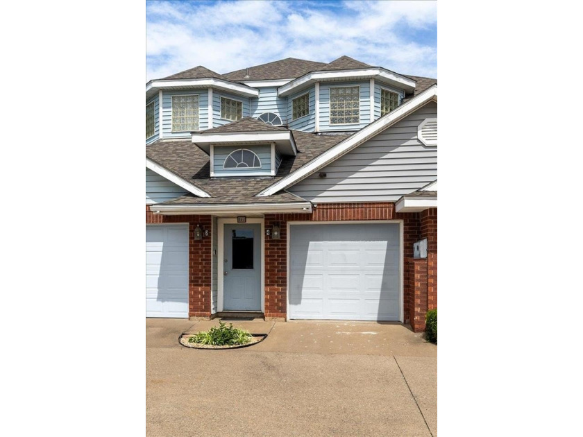 Discover a community gem, with this gorgeous 3-bed, 2.75-bath - photo 2