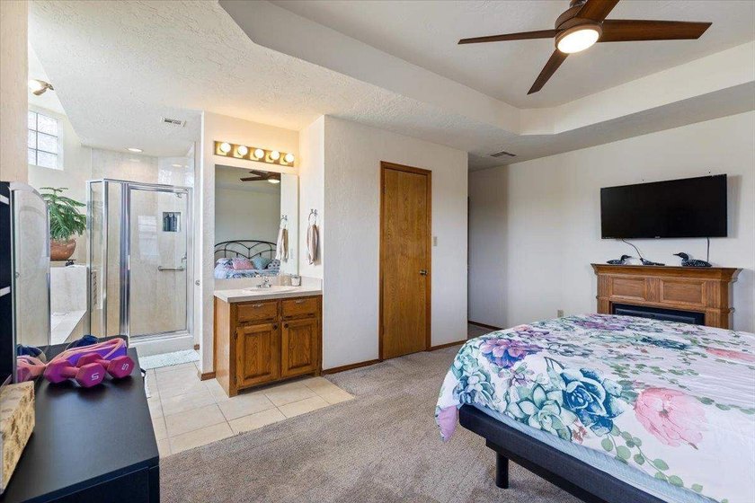 Discover a community gem, with this gorgeous 3-bed, 2.75-bath - photo 9