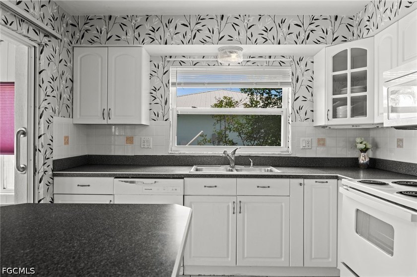 AFFORDABLE GULF ACCESS WATERFRONT POOL HOME ON CAPE CORAL'S - photo 17