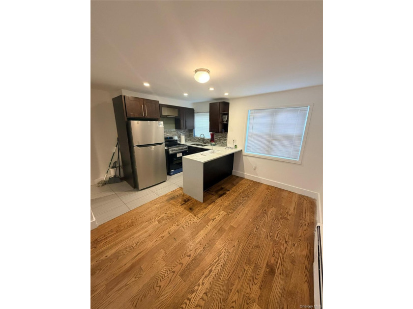 2 Bedrooms 1.5 bathrooms Spacious sunny &amp; bright Beautiful And - photo 2