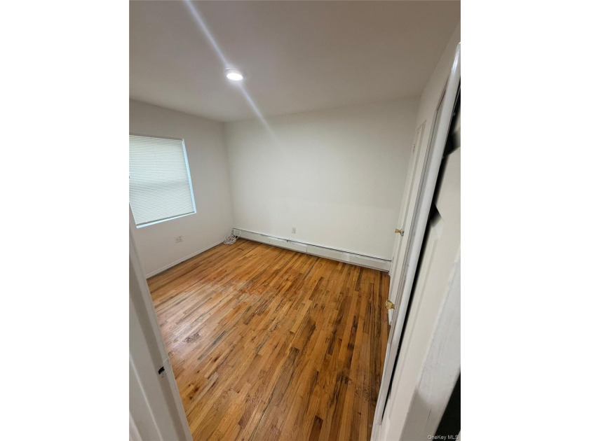 2 Bedrooms 1.5 bathrooms Spacious sunny &amp; bright Beautiful And - photo 6