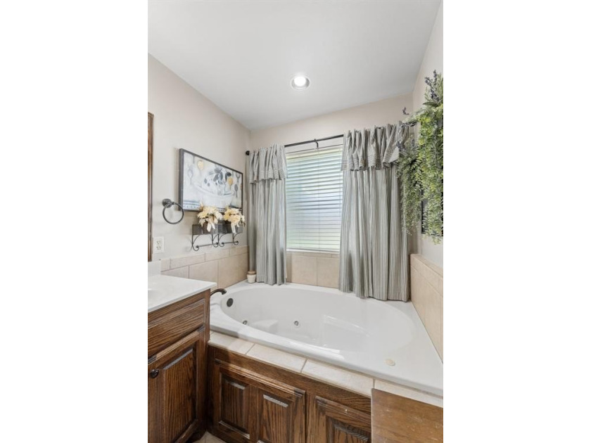 Beautiful one level home on a gorgeous .83 acre cul-de-sac lot! - photo 30