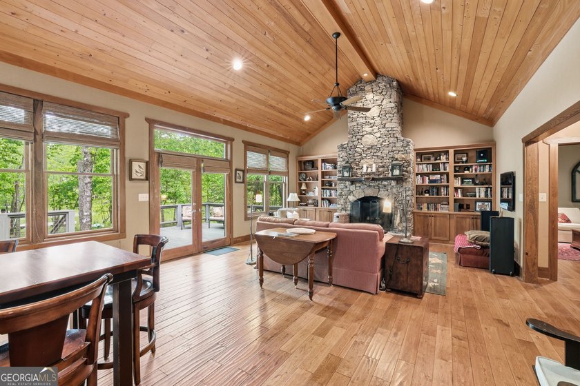This spectacular 3,030-square-foot, 4-bedroom, 4-bathroom lake - photo 4