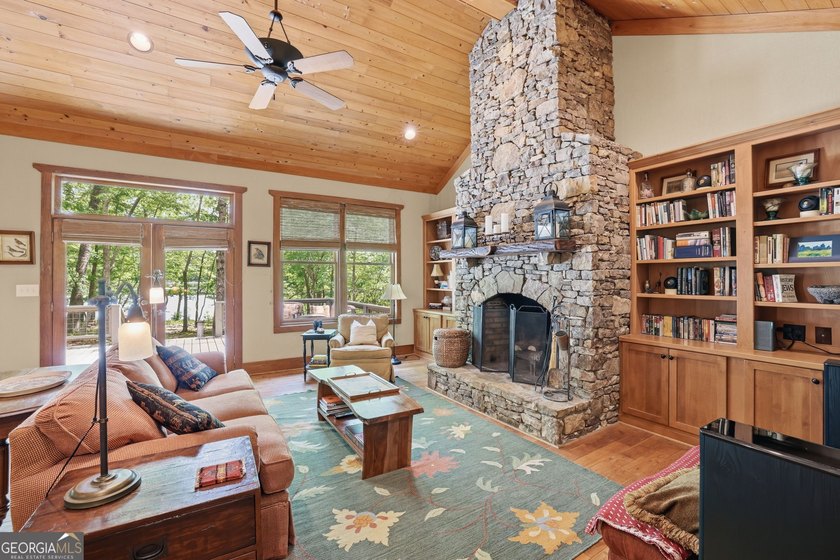 This spectacular 3,030-square-foot, 4-bedroom, 4-bathroom lake - photo 9