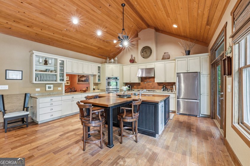 This spectacular 3,030-square-foot, 4-bedroom, 4-bathroom lake - photo 10