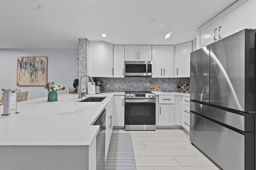 Welcome home to this beautifully remodeled 3-bedroom, 2.5-bath - photo 11