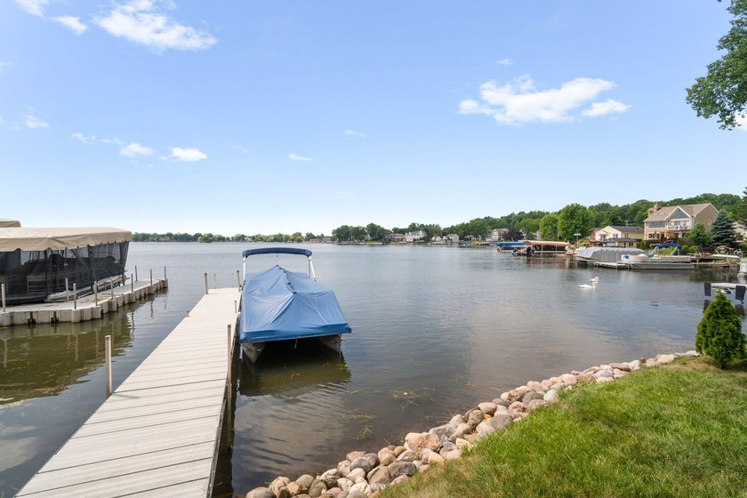Enjoy the best of Little Muskego Lake in this beautifully - photo 4