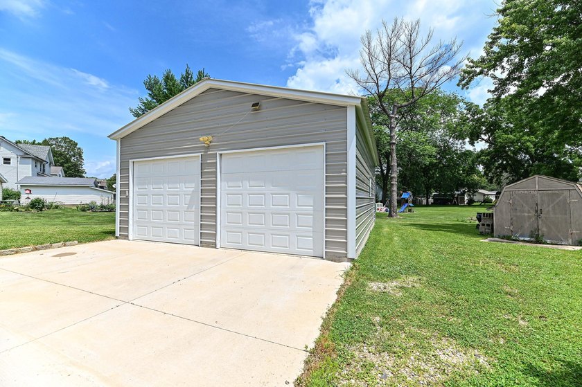 Charming Delavan home situated on a spacious 0.89-acre lot - photo 2