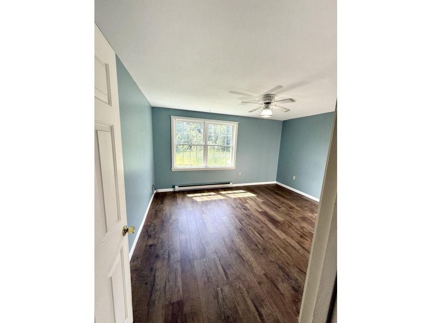 Move right into this comfortable and easy-to-maintain 2-bedroom - photo 2
