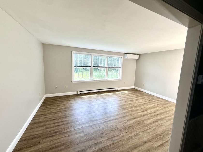 Move right into this comfortable and easy-to-maintain 2-bedroom - photo 5