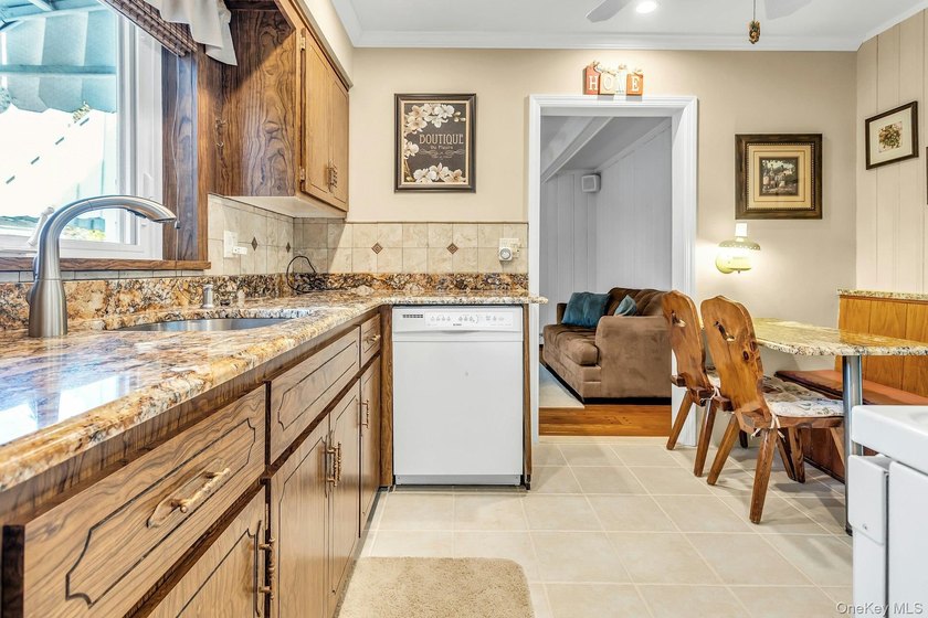 Making a Splash in the Spring Market!! Welcome Home to this - photo 10