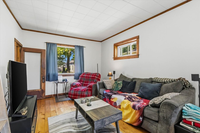Welcome home to your charming 3-bedroom, 1-bath home in a - photo 3