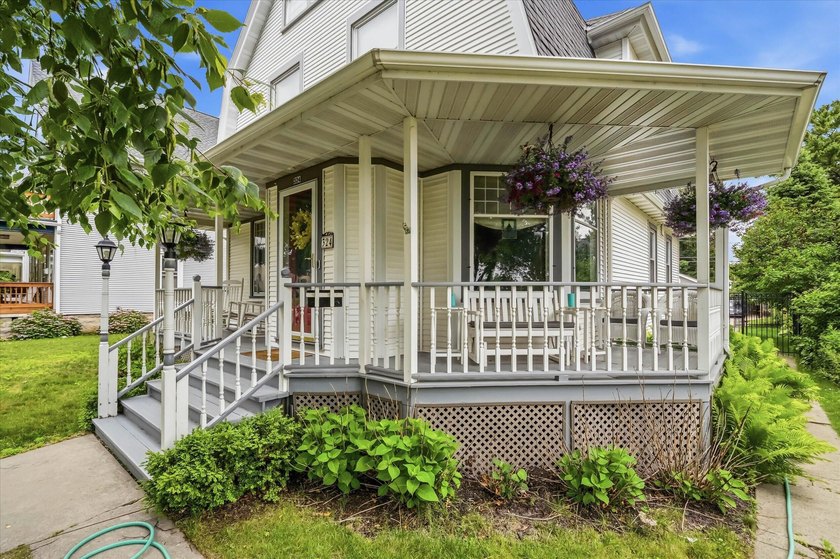 Located in sought-after neighborhood w/ stunning views of Lake - photo 2