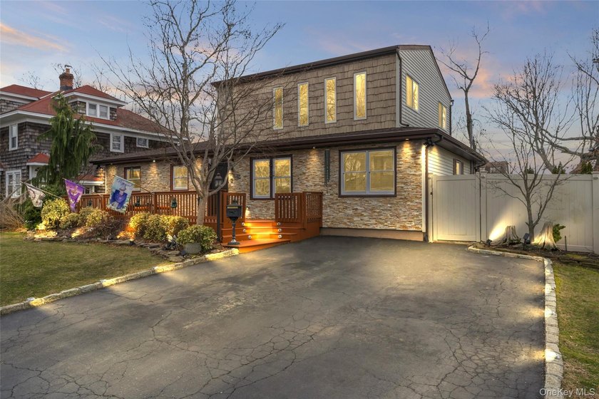 Welcome to this beautifully updated expanded ranch in the heart - photo 2
