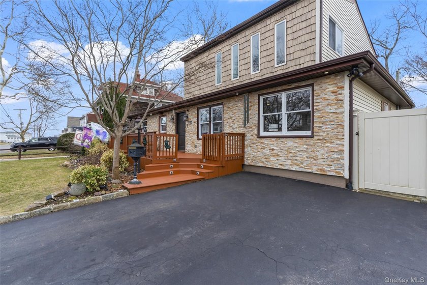 Welcome to this beautifully updated expanded ranch in the heart - photo 4