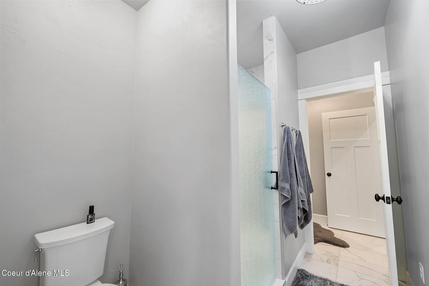 Experience North Idaho luxury with this exquisite, custom-built - photo 28