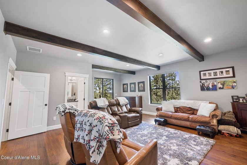 Experience North Idaho luxury with this exquisite, custom-built - photo 33