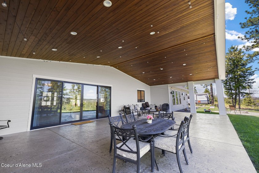 Experience North Idaho luxury with this exquisite, custom-built - photo 37