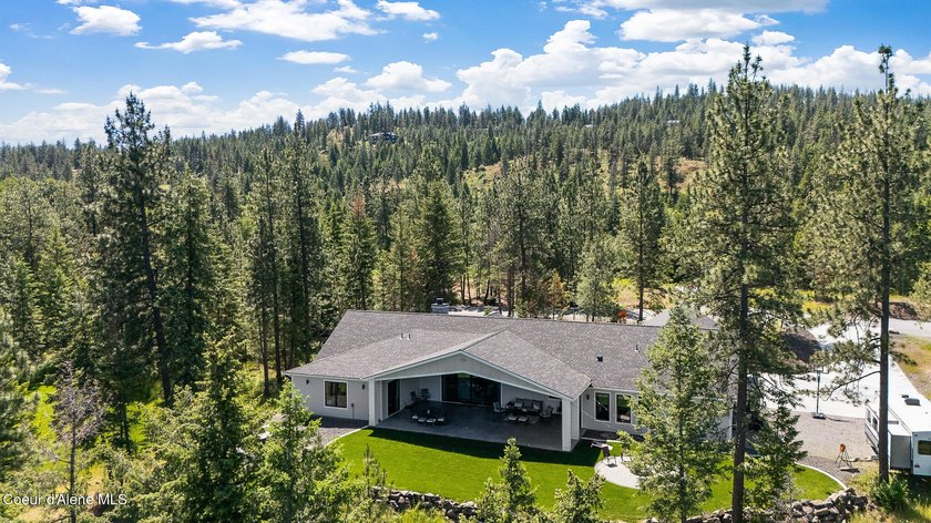 Experience North Idaho luxury with this exquisite, custom-built - photo 43