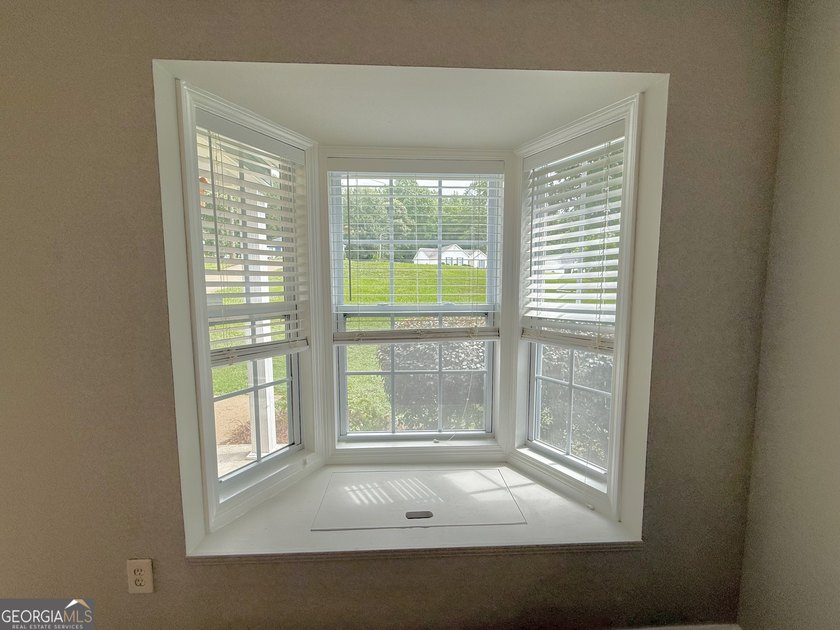 PRIVACY, CHARM, AND MOVE-IN READY LIVING COME TOGETHER! Tucked - photo 11