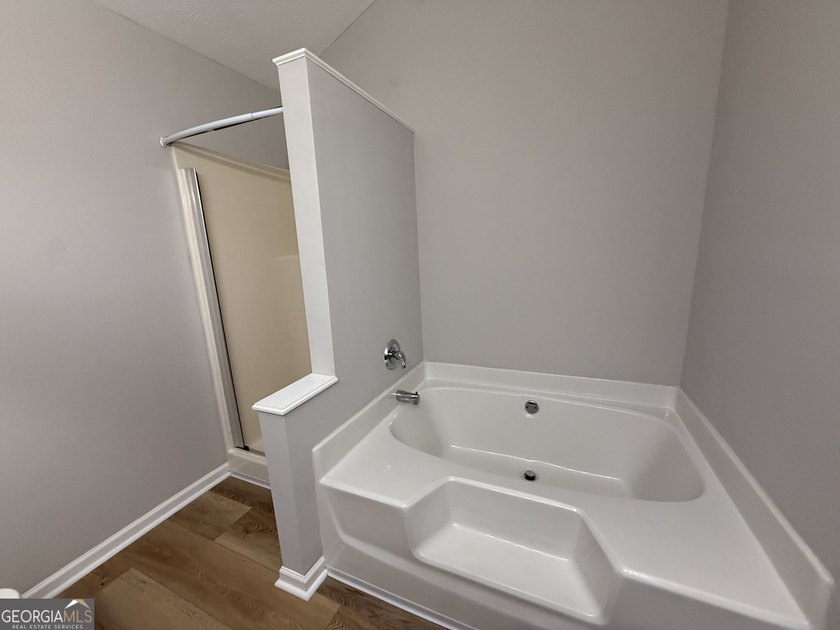 PRIVACY, CHARM, AND MOVE-IN READY LIVING COME TOGETHER! Tucked - photo 15