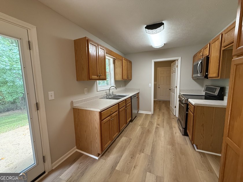 PRIVACY, CHARM, AND MOVE-IN READY LIVING COME TOGETHER! Tucked - photo 21