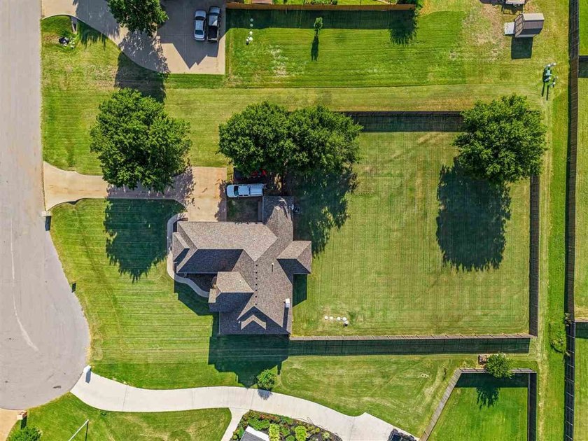 Like-new custom-built 3-bedroom, 2-bath home in the highly - photo 5