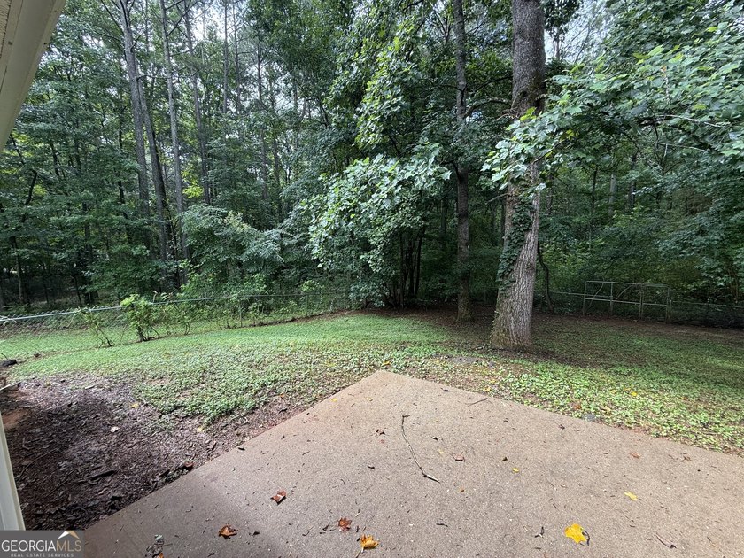 PRIVACY, CHARM, AND MOVE-IN READY LIVING COME TOGETHER! Tucked - photo 32