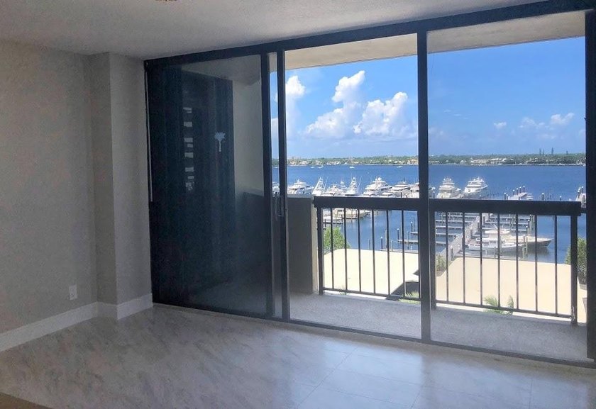 Beautiful 2BR / 2BA unit features a timeless, cool coastal style - photo 15