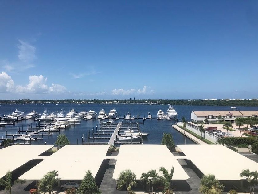 Beautiful 2BR / 2BA unit features a timeless, cool coastal style - photo 17