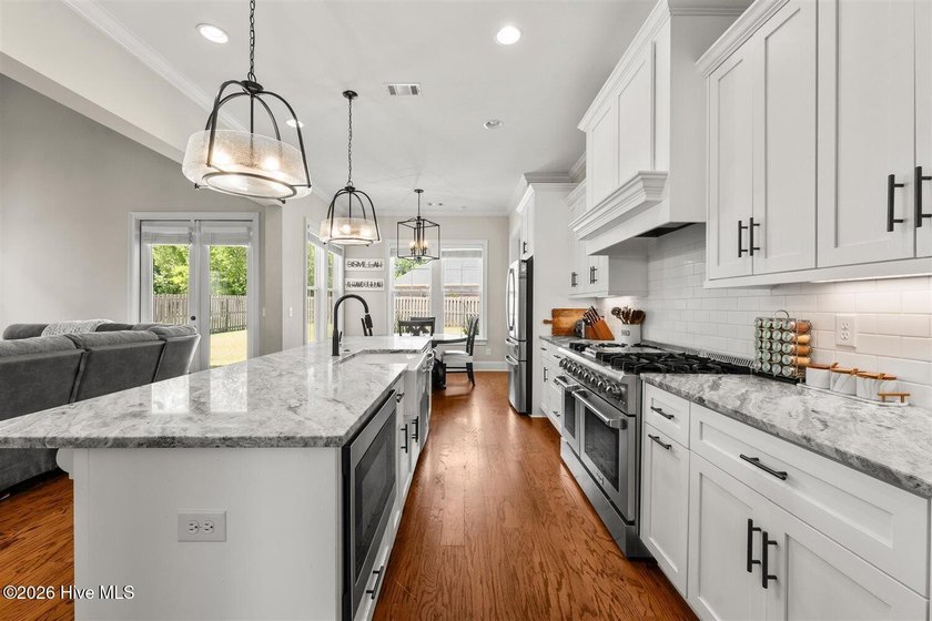 Two primary suites, a gourmet kitchen, soaring vaulted ceilings - photo 12
