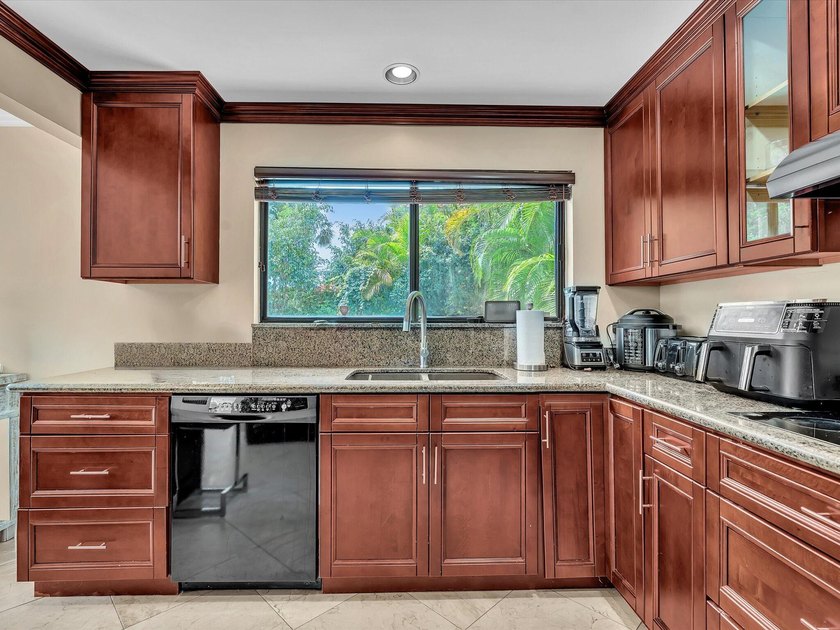 Welcome to this well-appointed three-bedroom - photo 21
