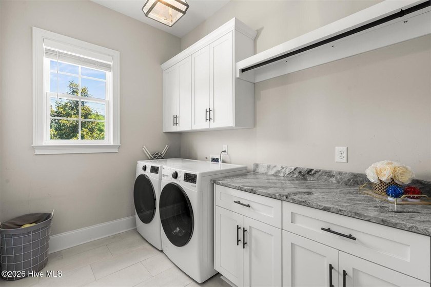 Two primary suites, a gourmet kitchen, soaring vaulted ceilings - photo 22