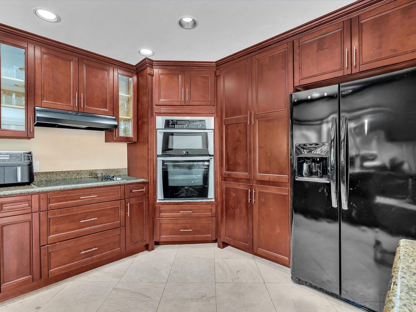 Welcome to this well-appointed three-bedroom - photo 23