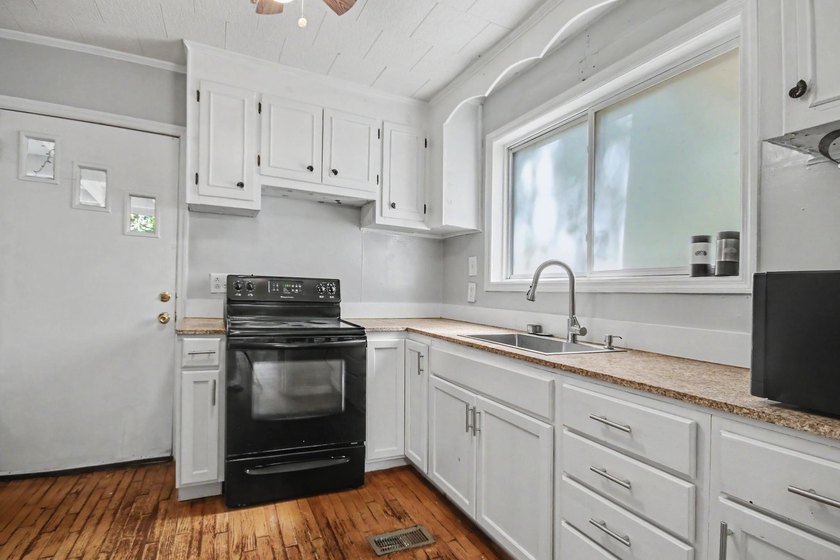 Welcome to 321 Park Street, Georgetown, SC, which is a charming - photo 12