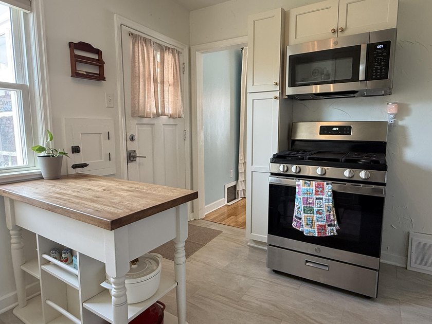 Welcome to this charming 3-bedroom Cape Cod in Cudahy! The main - photo 5