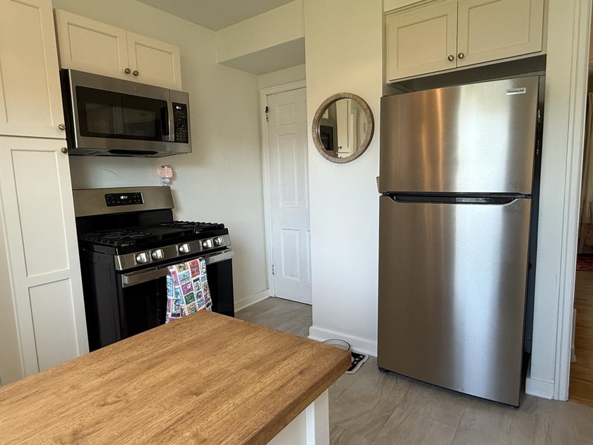 Welcome to this charming 3-bedroom Cape Cod in Cudahy! The main - photo 6