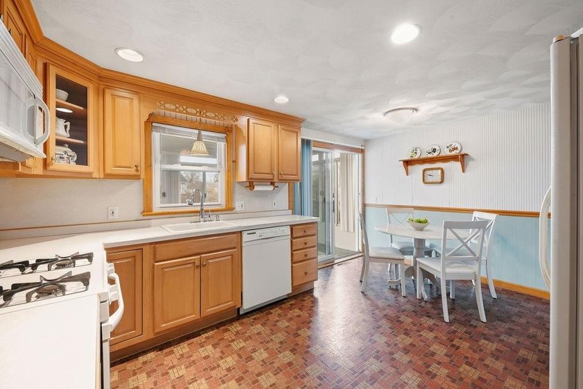 WARWICK, RI -- A classic New England Cape in sought after - photo 12