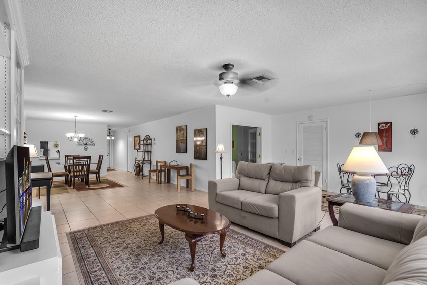 Welcome to this beautifully maintained two-bedroom, two-bathroom - photo 17