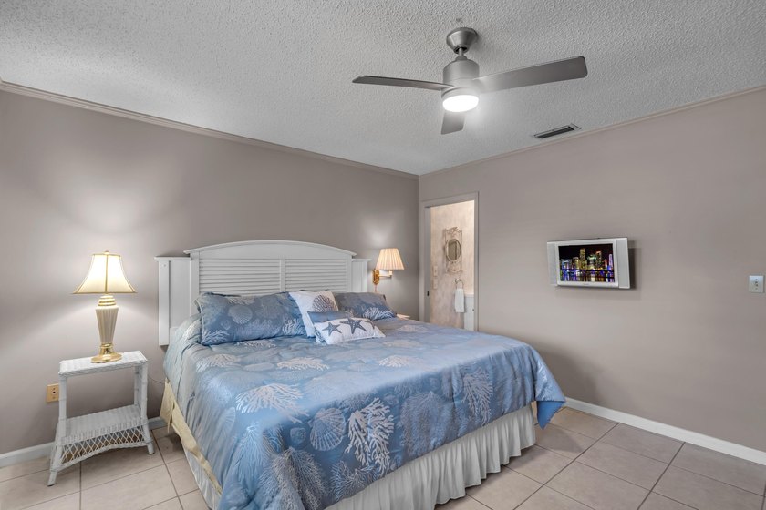 Welcome to this beautifully maintained two-bedroom, two-bathroom - photo 23
