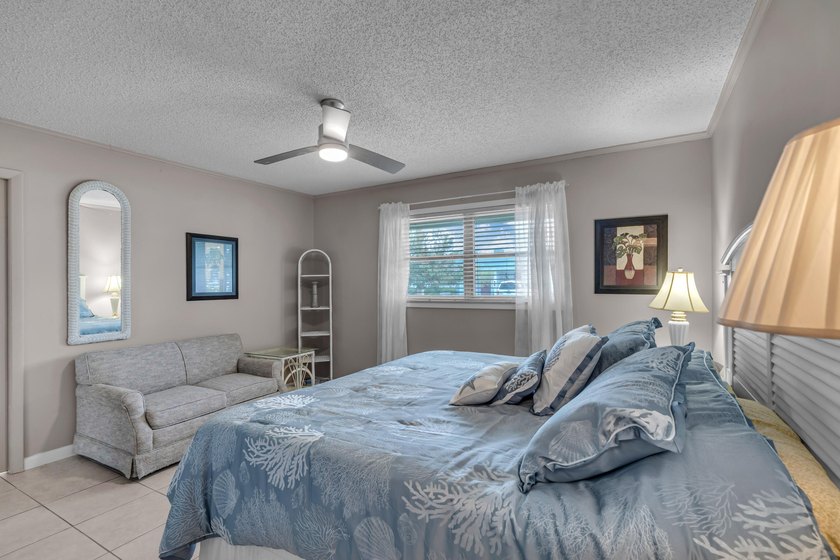 Welcome to this beautifully maintained two-bedroom, two-bathroom - photo 24