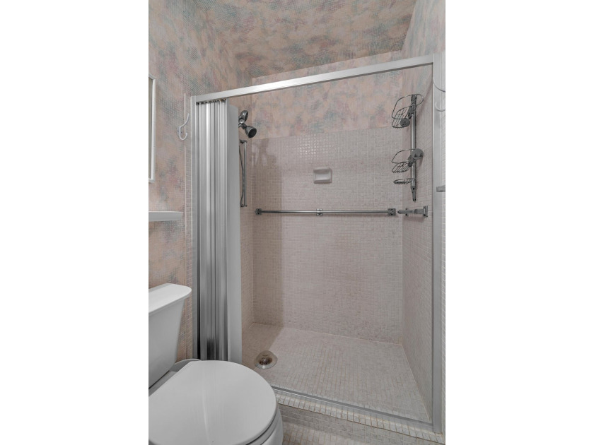 Welcome to this beautifully maintained two-bedroom, two-bathroom - photo 26