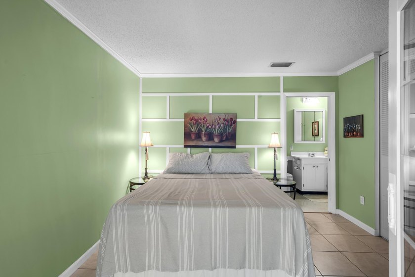Welcome to this beautifully maintained two-bedroom, two-bathroom - photo 27