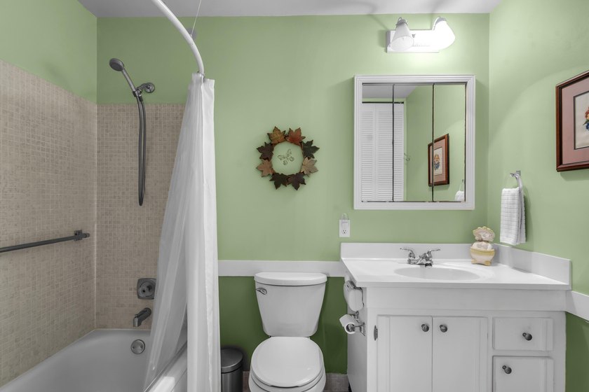 Welcome to this beautifully maintained two-bedroom, two-bathroom - photo 29