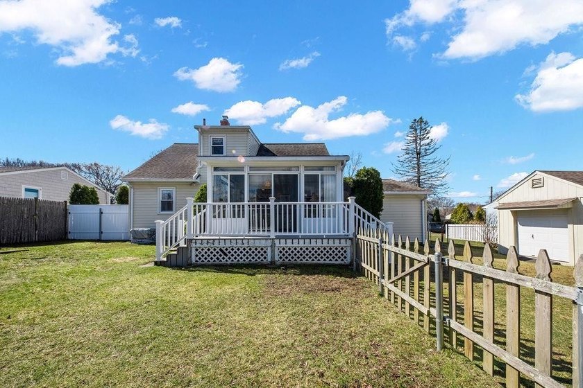 WARWICK, RI -- A classic New England Cape in sought after - photo 32